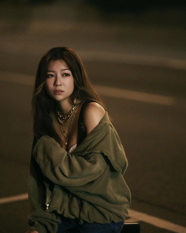 33歲前TVB人妻超低胸做gym擠5吋事業線！心口V領大解放跌蕩視覺極震撼