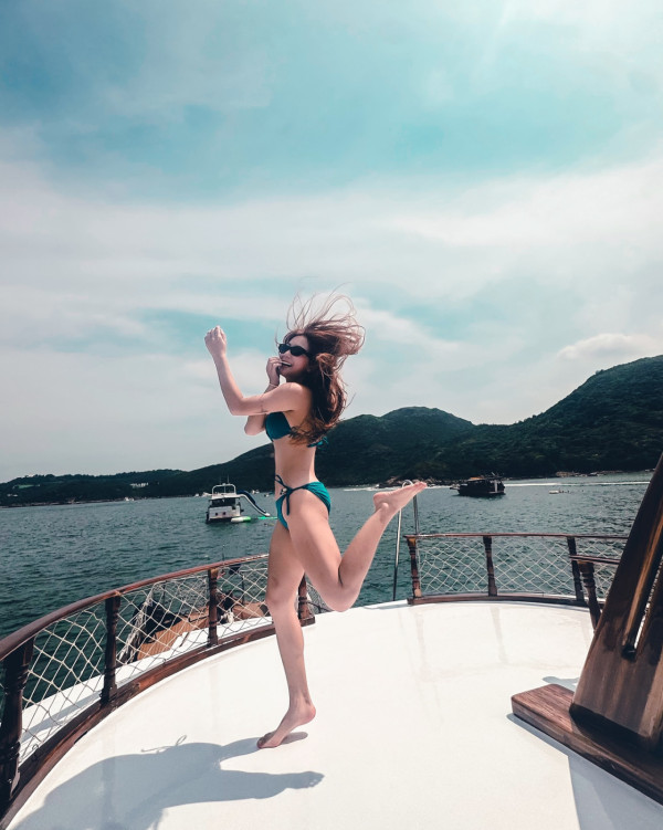 33歲前TVB人妻超低胸做gym擠5吋事業線！心口V領大解放跌蕩視覺極震撼