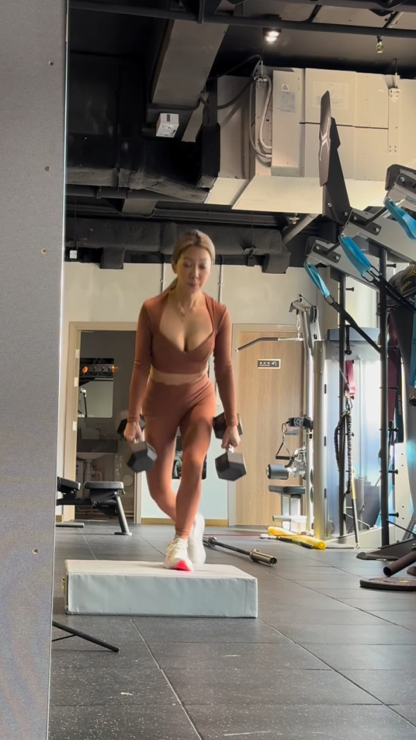 33歲前TVB人妻超低胸做gym擠5吋事業線!心口V領大解放跌蕩視覺極震撼