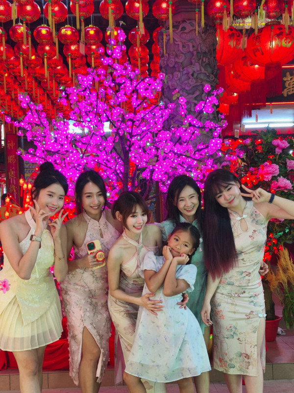 林明禎著掛頸式貼身旗袍拜年馬力全開!近鏡驚見上圍逼爆窒息感震撼大腦