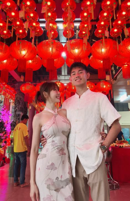 林明禎著掛頸式貼身旗袍拜年馬力全開!近鏡驚見上圍逼爆窒息感震撼大腦