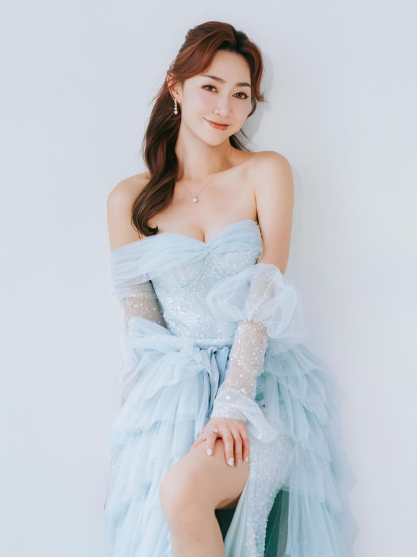 富貴港姐新年送禮曝光半億豪宅！巨型客廳放兩米桃花樹 1800呎空間感極大