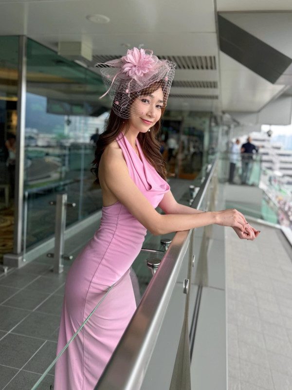 富貴港姐新年送禮曝光半億豪宅！巨型客廳放兩米桃花樹 1800呎空間感極大