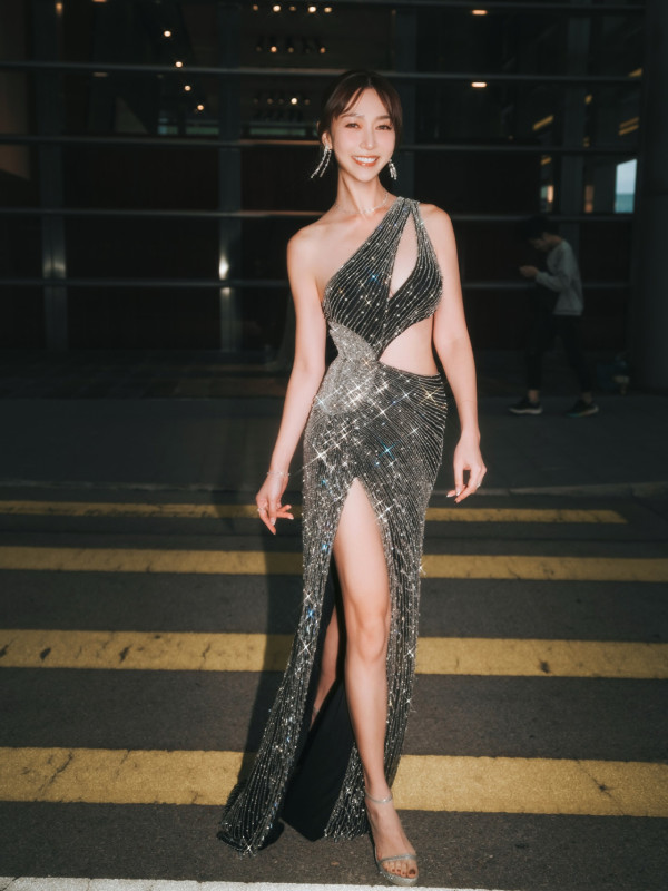 富貴港姐新年送禮曝光半億豪宅！巨型客廳放兩米桃花樹 1800呎空間感極大