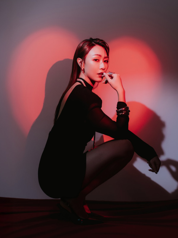 富貴港姐新年送禮曝光半億豪宅！巨型客廳放兩米桃花樹 1800呎空間感極大