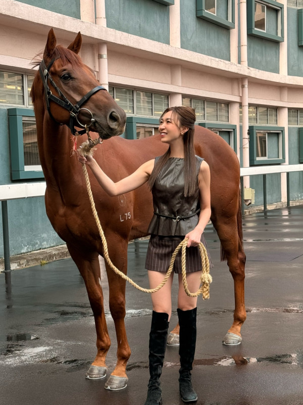 富貴港姐新年送禮曝光半億豪宅！巨型客廳放兩米桃花樹 1800呎空間感極大