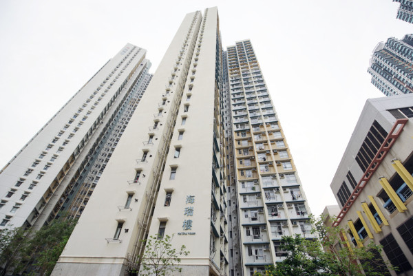 一人公屋｜港人後生排到變50歲！苦等16年終收審查信 網民唏噓：青春換間屋