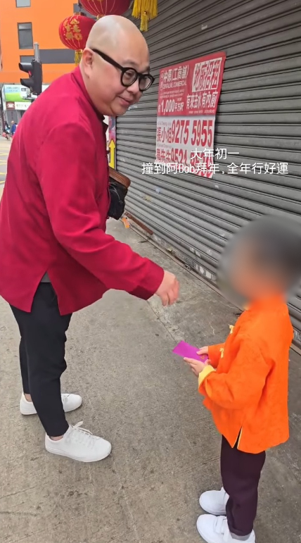 Bob林盛斌化身財神當街派利是超親民！手握一大疊極豪氣舉動被瘋傳