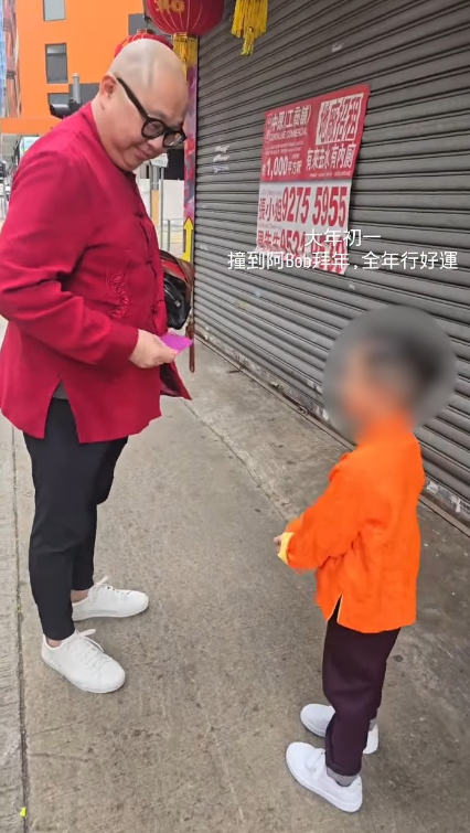 Bob林盛斌化身財神當街派利是超親民！手握一大疊極豪氣舉動被瘋傳