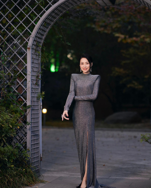 霍汶希15歲愛女最新近照激罕曝光！亭亭玉立星味濃靚過媽媽！網民激讚可原地出道