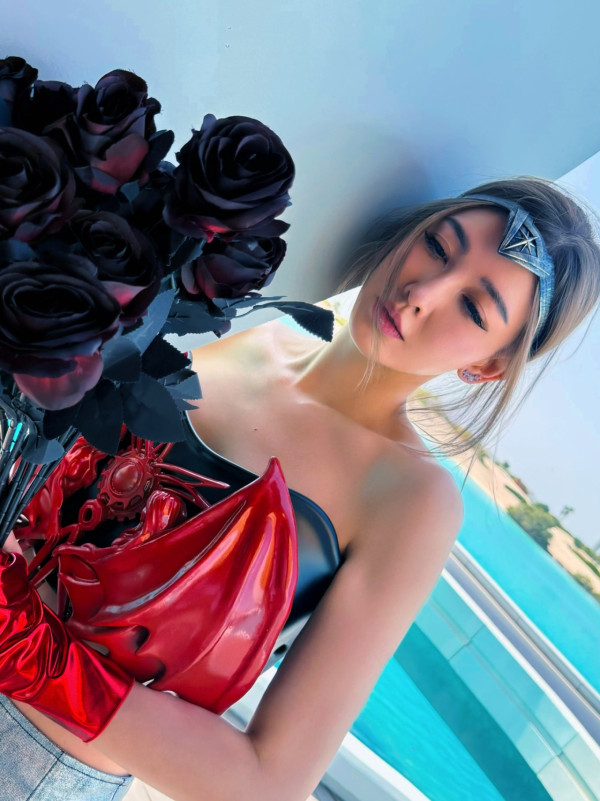 42歲千禧女神罕晒火紅性感比堅尼照!側身夾深溝真實身材曝光惹驚歎:唔識老