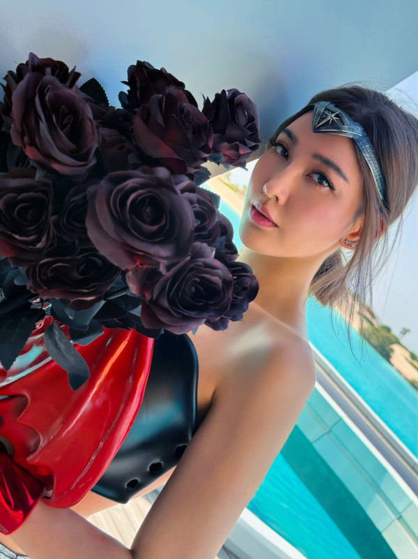 42歲千禧女神罕晒火紅性感比堅尼照!側身夾深溝真實身材曝光惹驚歎:唔識老