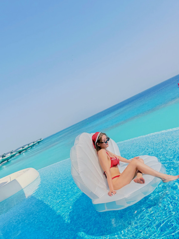 42歲千禧女神罕晒火紅性感比堅尼照!側身夾深溝真實身材曝光惹驚歎:唔識老