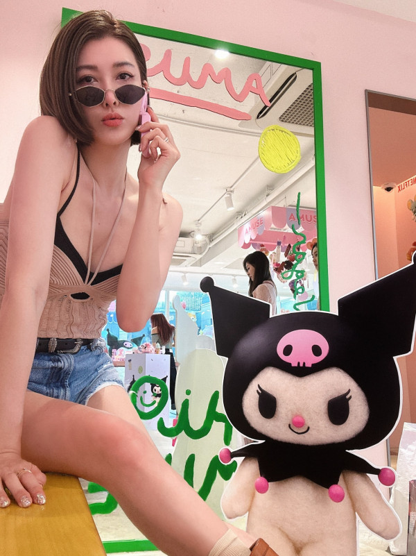 42歲千禧女神罕晒火紅性感比堅尼照！側身夾深溝真實身材曝光惹驚歎：唔識老