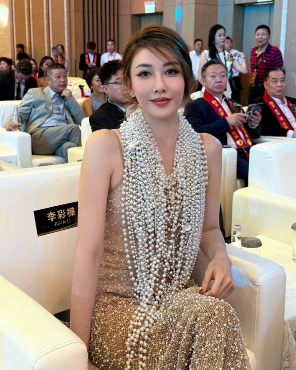 42歲千禧女神罕晒火紅性感比堅尼照！側身夾深溝真實身材曝光惹驚歎：唔識老