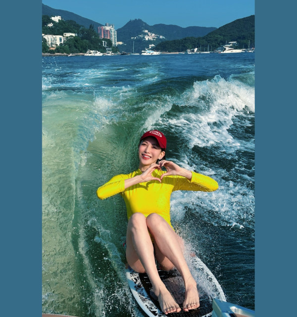 42歲千禧女神罕晒火紅性感比堅尼照！側身夾深溝真實身材曝光惹驚歎：唔識老