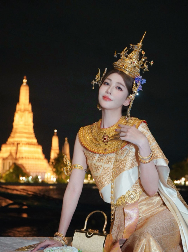 42歲千禧女神罕晒火紅性感比堅尼照！側身夾深溝真實身材曝光惹驚歎：唔識老