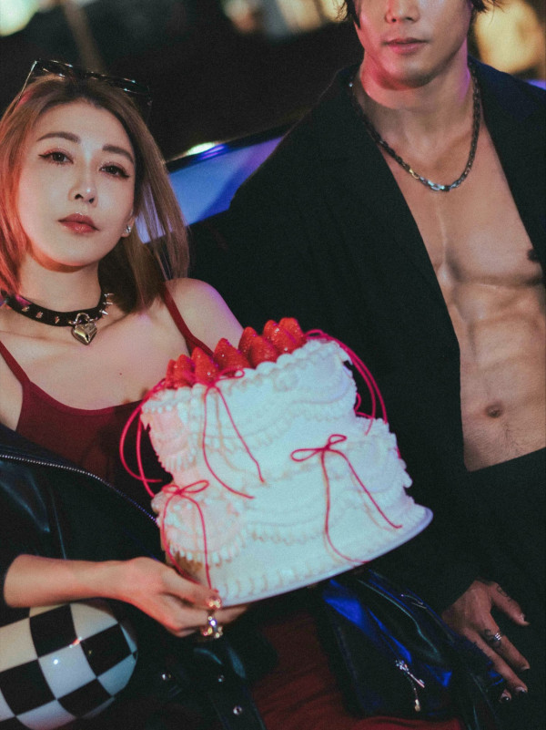 42歲千禧女神罕晒火紅性感比堅尼照！側身夾深溝真實身材曝光惹驚歎：唔識老