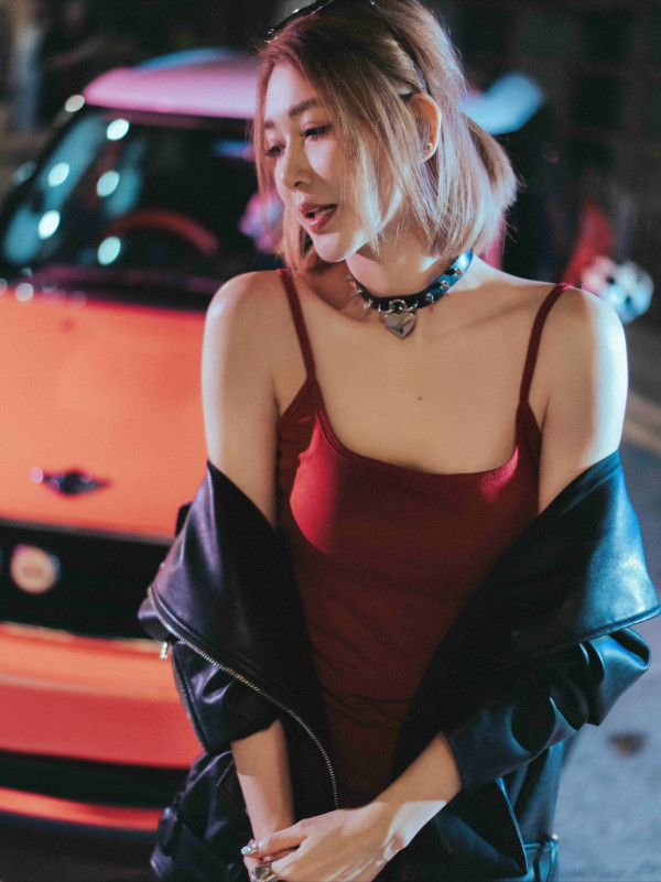 42歲千禧女神罕晒火紅性感比堅尼照!側身夾深溝真實身材曝光惹驚歎:唔識老