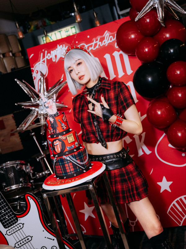 42歲千禧女神罕晒火紅性感比堅尼照！側身夾深溝真實身材曝光惹驚歎：唔識老