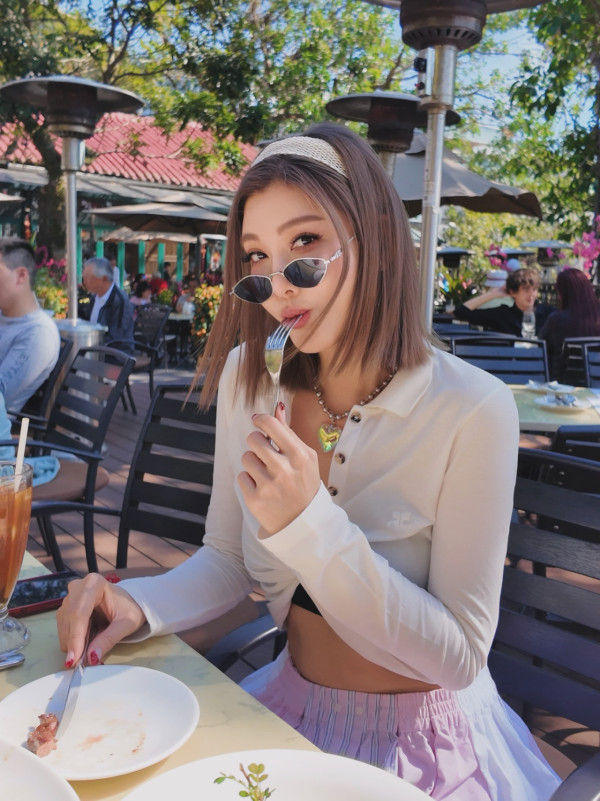 42歲千禧女神罕晒火紅性感比堅尼照！側身夾深溝真實身材曝光惹驚歎：唔識老