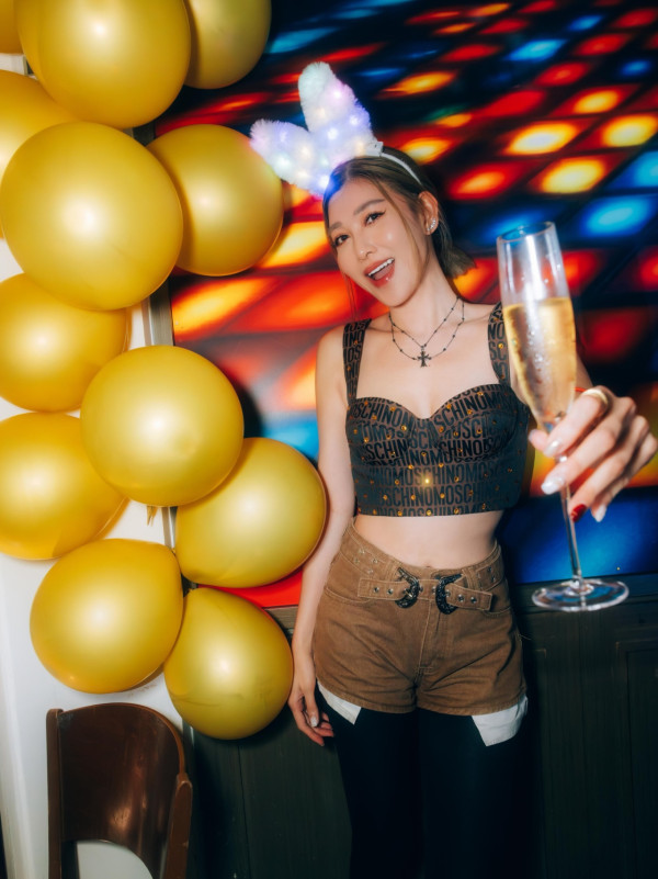 42歲千禧女神罕晒火紅性感比堅尼照!側身夾深溝真實身材曝光惹驚歎:唔識老