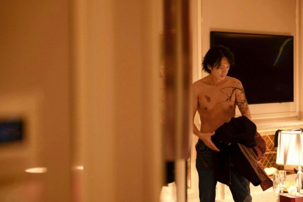 夜王｜黃子華潑墨紋身並非特技化妝！遮足13年其實大有來頭！傳天價紀念10年舊情