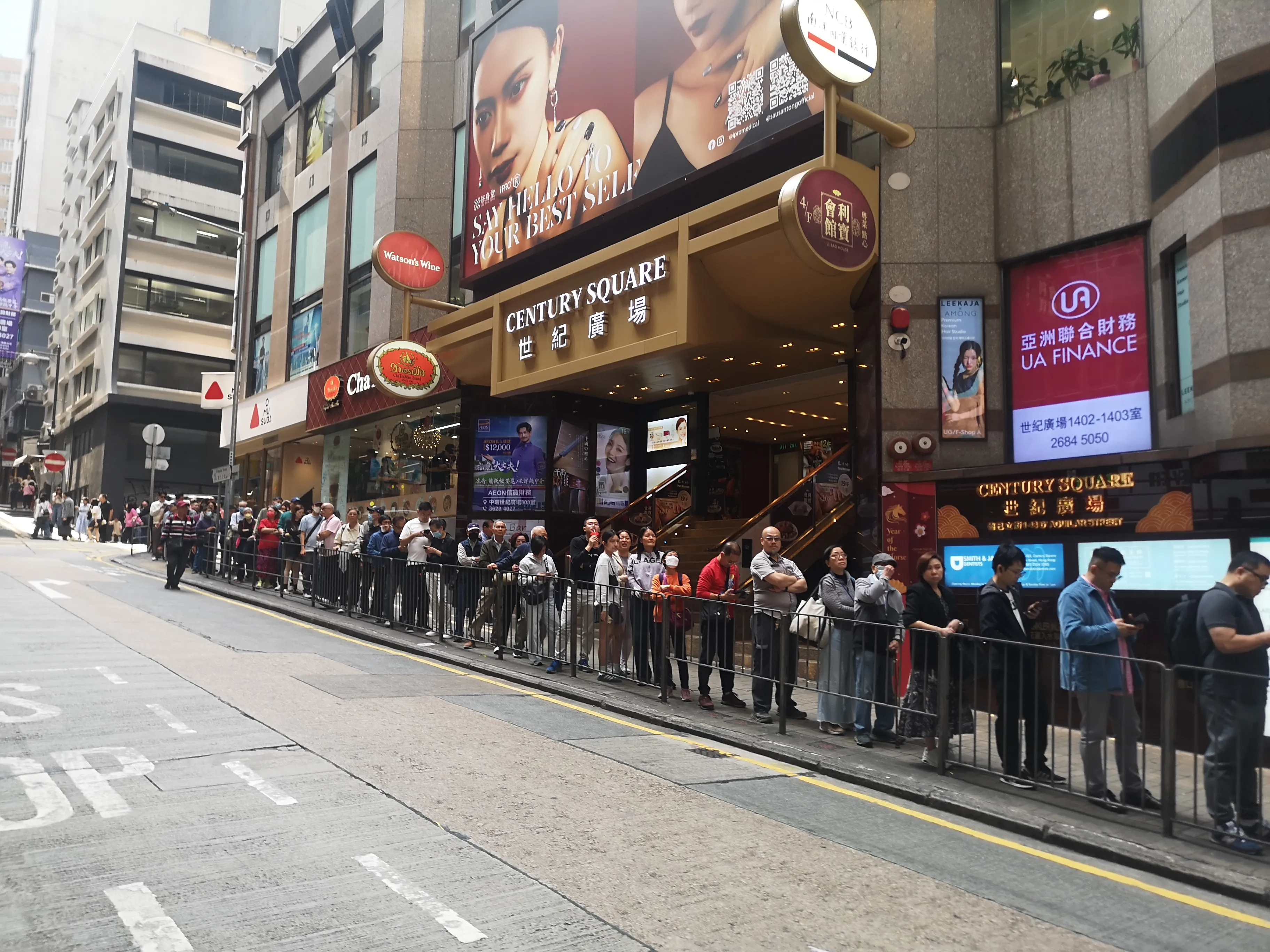 2億六合彩金多寶｜中環最旺投注站排到轉彎！網民直擊誇張人龍 附10大幸運名單