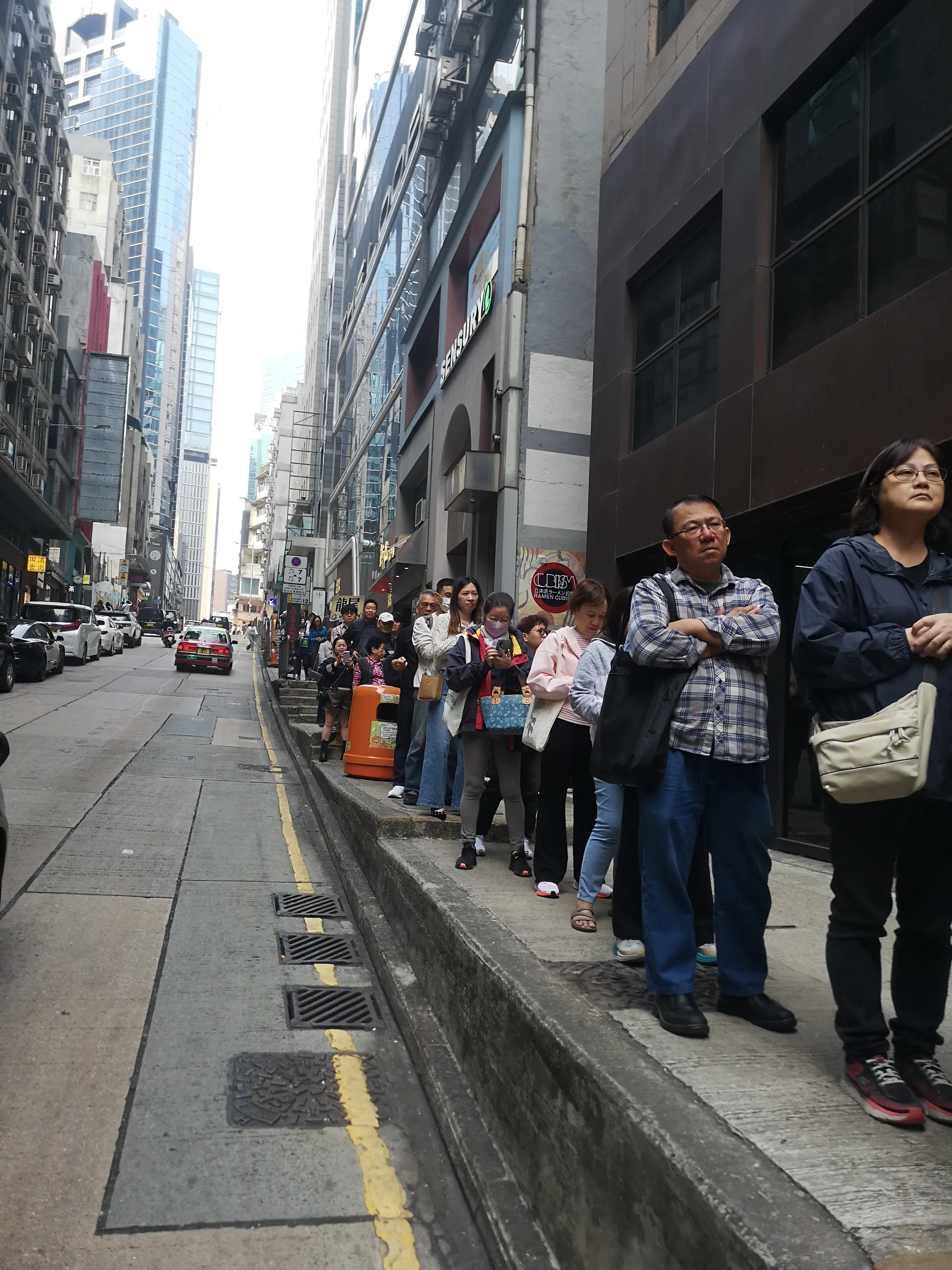 2億六合彩金多寶｜中環最旺投注站排到轉彎！網民直擊誇張人龍 附10大幸運名單