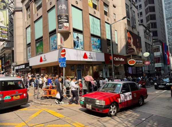 2億六合彩金多寶｜中環最旺投注站排到轉彎！網民直擊誇張人龍 附10大幸運名單