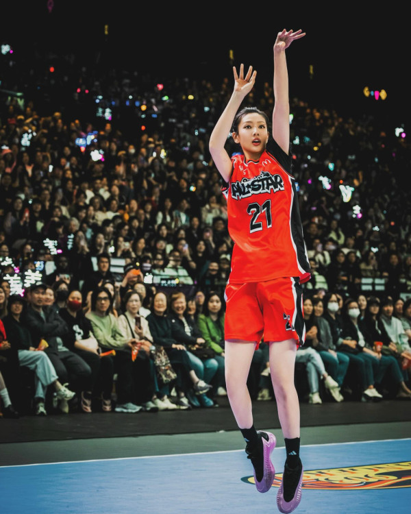 夜王｜Chi Ling譚旻萱身份背景大起底！170磅肥妹黑歷史曝光判若兩人