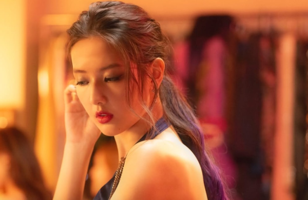 夜王｜Chi Ling譚旻萱身份背景大起底！170磅肥妹黑歷史曝光判若兩人