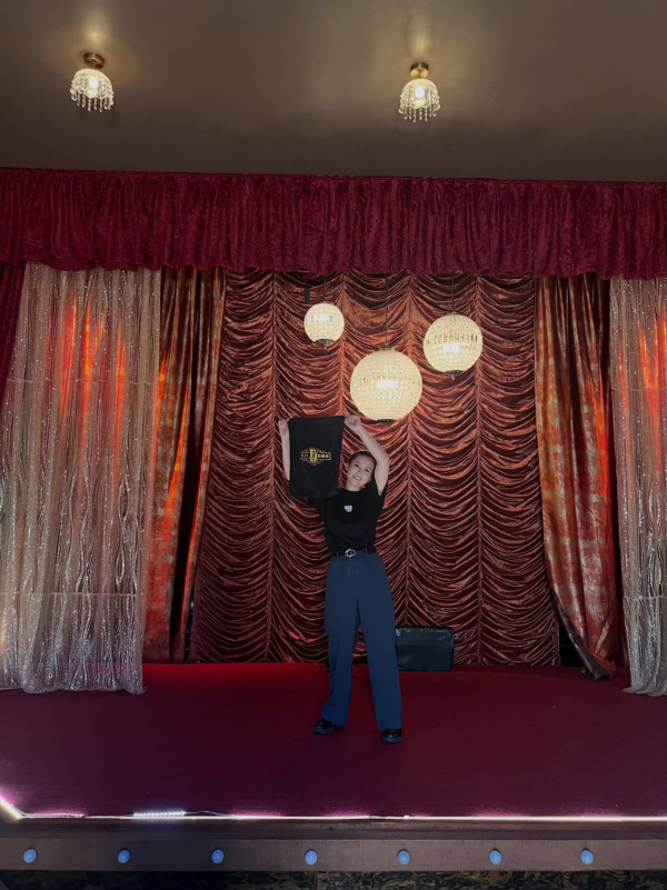 夜王｜楊偲泳激情戲份被刪淪為隱形人？絕密劇照曝光坐大髀、舌戰惹轟動