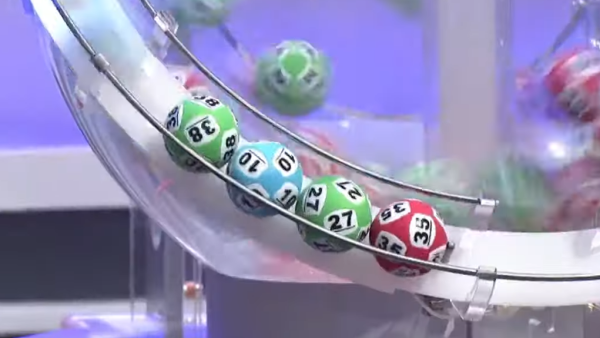 2億六合彩金多寶｜中環最旺投注站排到轉彎！網民直擊誇張人龍 附10大幸運名單