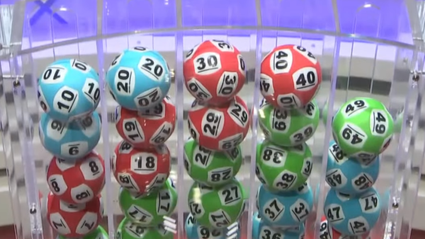 2億六合彩金多寶|中環最旺投注站排到轉彎!網民直擊誇張人龍 附10大幸運名單