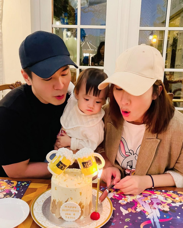 楊茜堯囡囡6歲生日全家福曝光！小珍珠驚人美貌如真人洋娃娃！網民激讚靚到好似AI