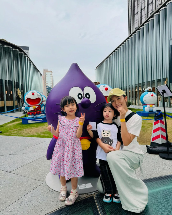 楊茜堯囡囡6歲生日全家福曝光！小珍珠驚人美貌如真人洋娃娃！網民激讚靚到好似AI