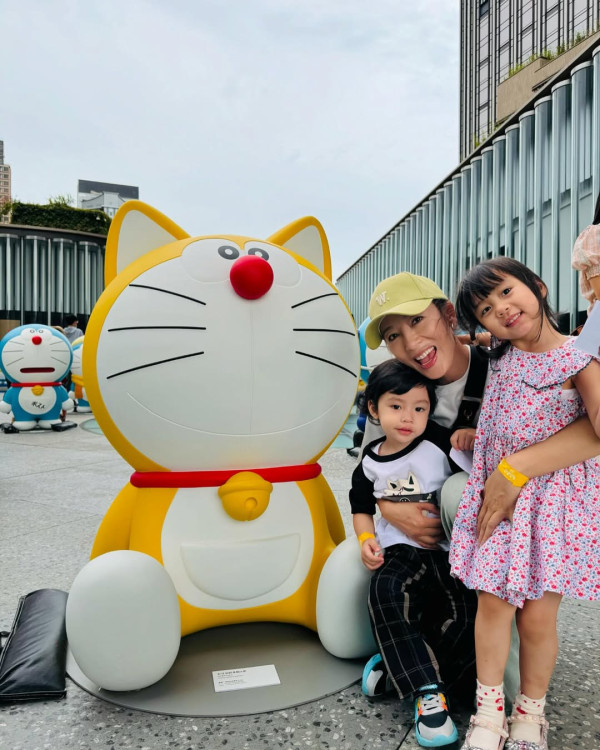 楊茜堯囡囡6歲生日全家福曝光！小珍珠驚人美貌如真人洋娃娃！網民激讚靚到好似AI