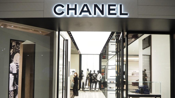 CHANEL加價2026｜傳CHANEL 3月調整價格！香港門市驚現排隊長龍！附7款保值袋最新價錢