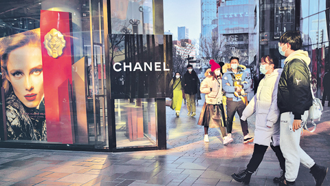 CHANEL加價2026｜傳CHANEL 3月調整價格！香港門市驚現排隊長龍！附7款保值袋最新價錢