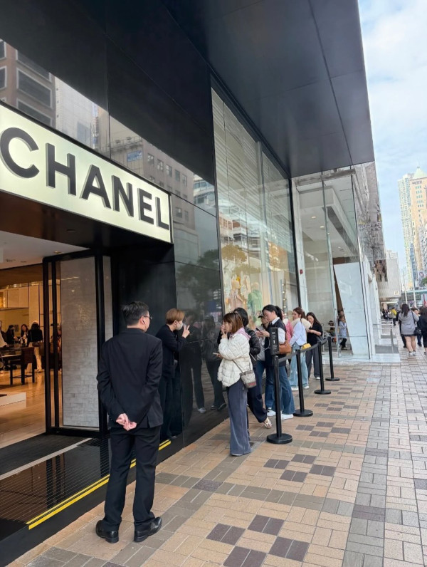CHANEL加價2026｜傳CHANEL 3月調整價格！香港門市驚現排隊長龍！附7款保值袋最新價錢
