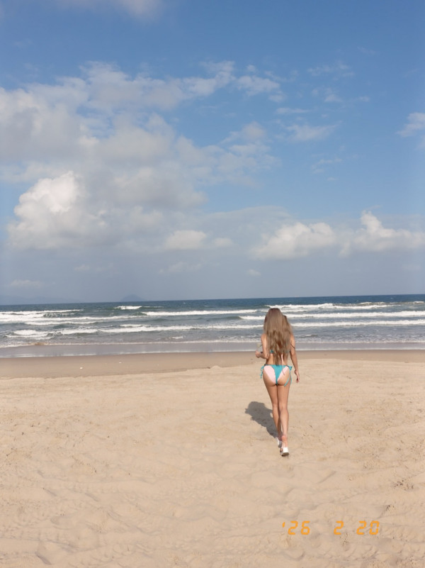 前TVB富貴人妻三點式近鏡自拍超惹火 蜜桃臀辣㷫網民：結咗婚先咁性感