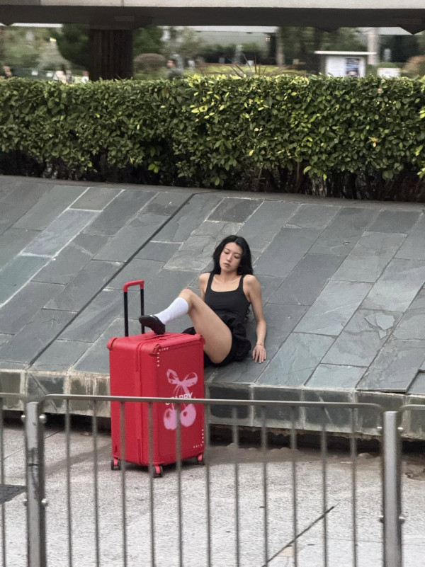 蔡思貝生圖流出當街擺騎呢姿勢惹側目 雙腳放行李箱竟被認錯做外傭姐姐?