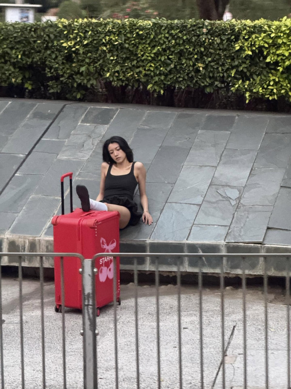 蔡思貝生圖流出當街擺騎呢姿勢惹側目 雙腳放行李箱竟被認錯做外傭姐姐?