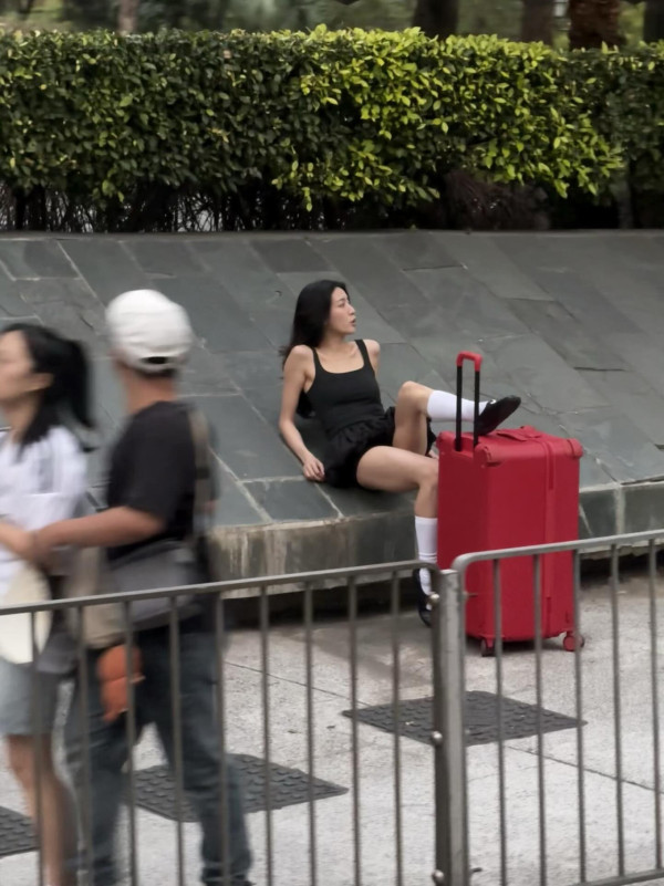 蔡思貝生圖流出當街擺騎呢姿勢惹側目 雙腳放行李箱竟被認錯做外傭姐姐?