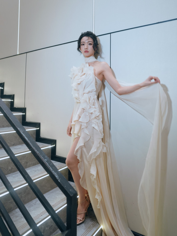 蔡思貝生圖流出當街擺騎呢姿勢惹側目 雙腳放行李箱竟被認錯做外傭姐姐？