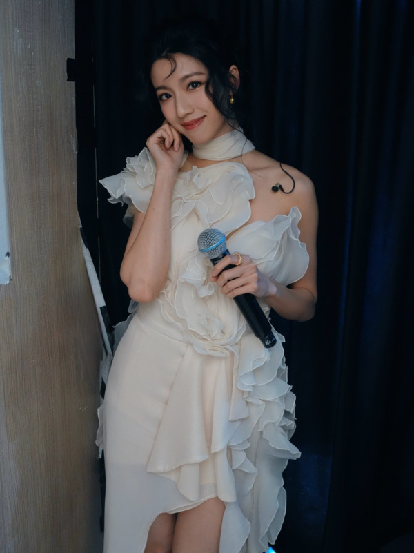 蔡思貝生圖流出當街擺騎呢姿勢惹側目 雙腳放行李箱竟被認錯做外傭姐姐？