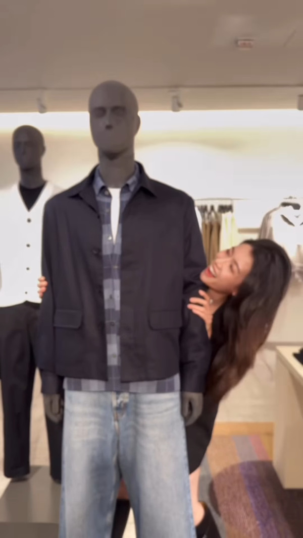 蔡思貝生圖流出當街擺騎呢姿勢惹側目 雙腳放行李箱竟被認錯做外傭姐姐?