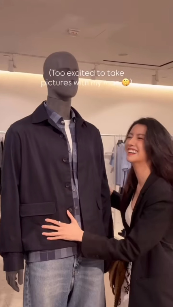 蔡思貝生圖流出當街擺騎呢姿勢惹側目 雙腳放行李箱竟被認錯做外傭姐姐?