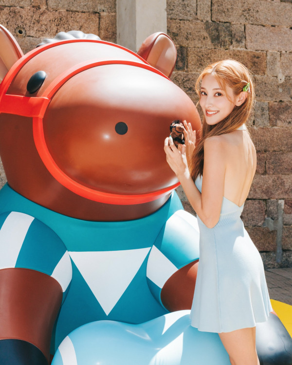 「最紅港姐」搭飛機一人霸三個位？坐經濟艙竟享VIP級服務 離地鋪床待遇惹質疑